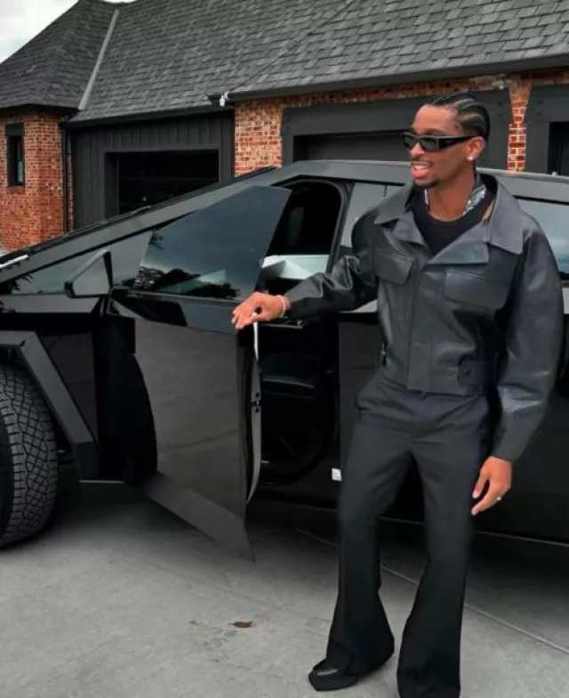 Veste Pilota courte en cuir noir Jacquemus portée par Shai Gilgeous-Alexander sur le compte Instagram @okcthunder