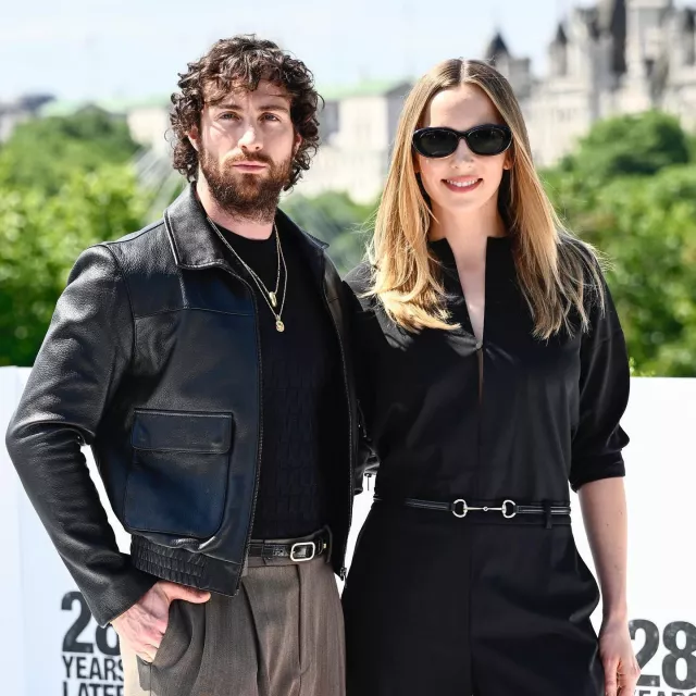 28 ans plus tard Jamie Black Leather Jacket porté par Aaron Taylor-Johnson sur le compte Instagram @justjared