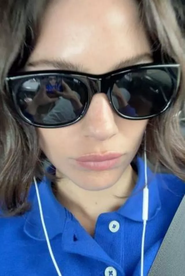 Écouteurs Apple EarPods portés par Gracie Abrams sur son post Instagram le 13 juin 2025