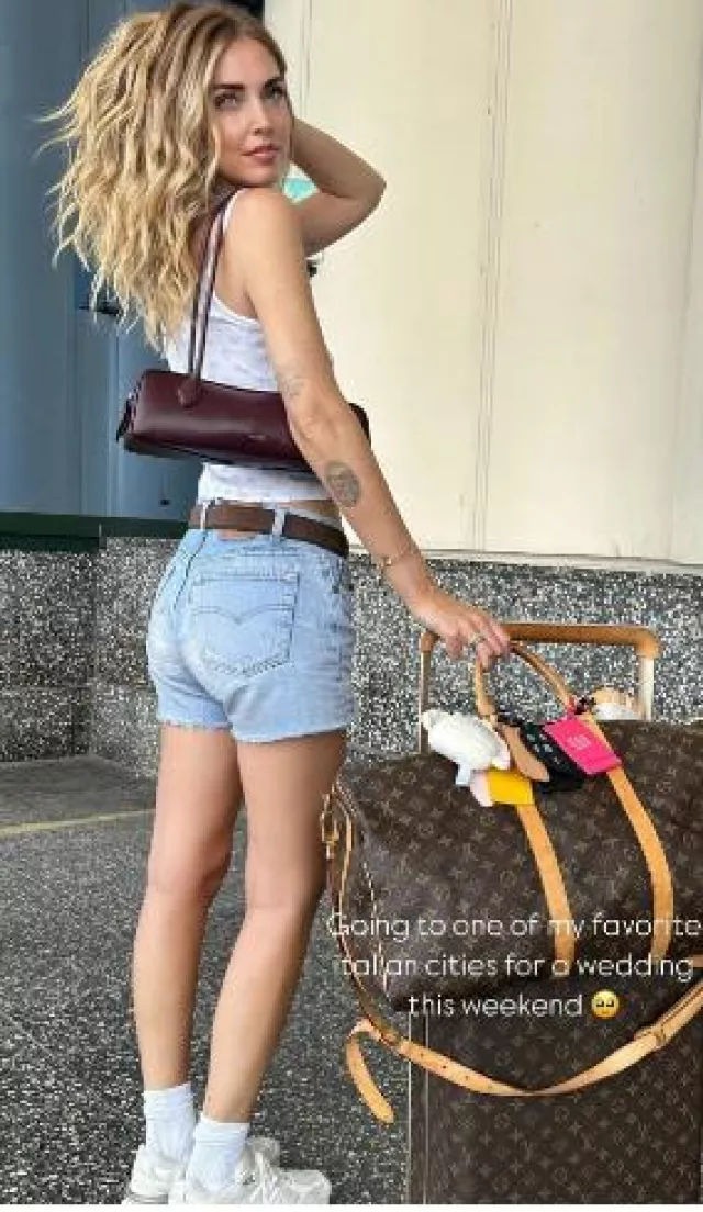 Bolso de hombro Alaïa Le Teckel usado por Chiara Ferragni en su publicación de Instagram Story el 13 de junio de 2025