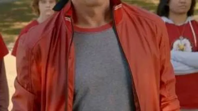 Chaqueta bomber roja Cobra Kai Johnny Lawrence usada por William Zabka en Cobra Kai