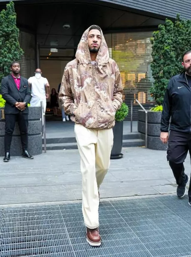 Louis Vuitton Veste coupe-vent Monogram beige camouflage portée par Tyrese Haliburton sur le compte Instagram @pacers