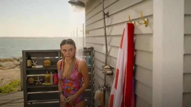 Une-pièce une pièce Cupshe Floral Plunging Ruched porté par Cadence Sinclair (Emily Alyn Lind) comme on le voit dans We Were Liars (S01E01)