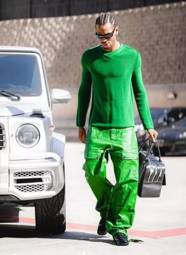 Pull en maille verte à col en V Ferragamo porté par Shai Gilgeous-Alexander sur le compte Instagram @leaguefits