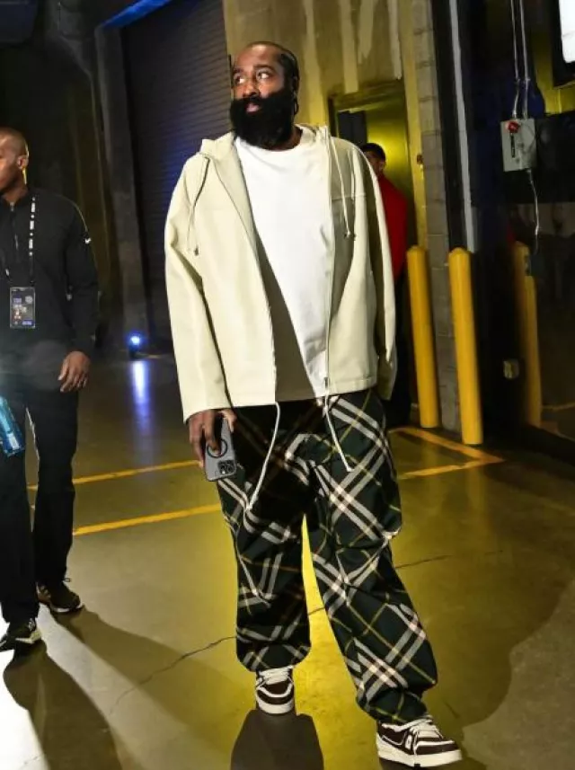Bottega Veneta Ivory Leather Hooded usada por James Harden en la cuenta de Instagram @nbafashionfits
