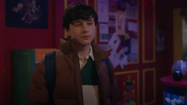 Doudoune courte en duvet et plumes Zara portée par Max Hawthorne (Judah Prehn) comme on le voit dans Resident Alien (S04E03)