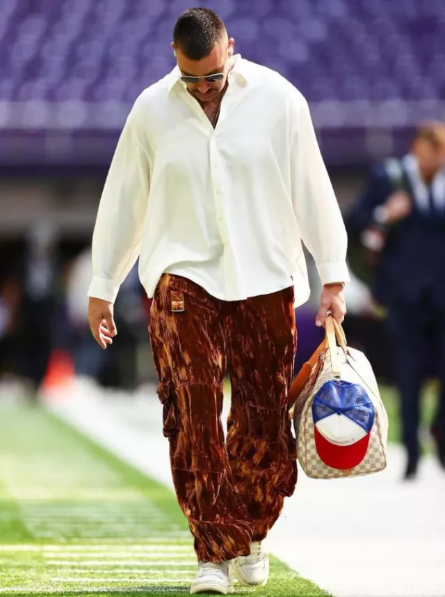 Louis Vuitton Sac Damier Keepall 55 blanc azur porté par Travis Kelce sur le compte Instagram @killatrav