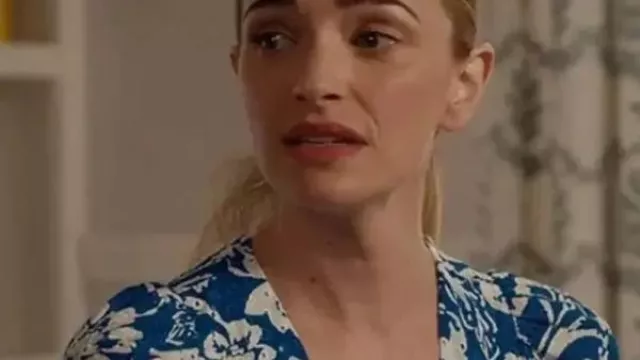 Ginny & Georgia S03 Georgia Miller Top Floral Azul de Georgia Miller (Brianne Howey) en Ginny & Georgia (S03E06)