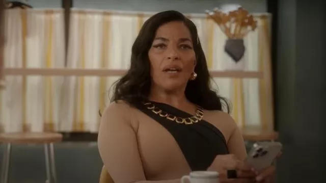 Boucles d’oreilles Jenny Bird Nouveaux Puff portées par Seema Patel (Sarita Choudhury) comme on le voit dans And Just Like That... (S03E03)
