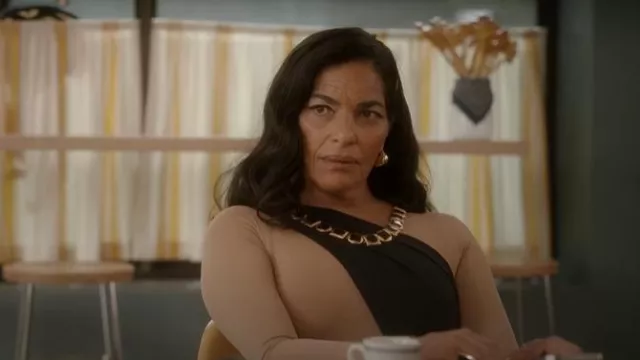 Collier vintage noir et doré vers 1980 porté par Seema Patel (Sarita Choudhury) comme on le voit dans And Just Like That... (S03E03)