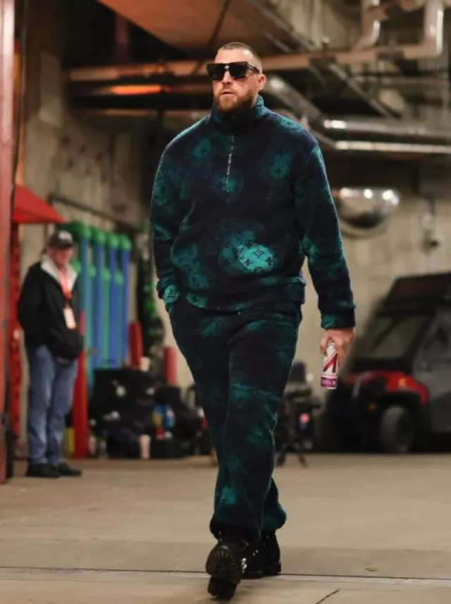 Louis Vuitton Veste polaire Louis Vuitton Navy & Green Elevation Camo portée par Travis Kelce sur le compte Instagram @killatrav