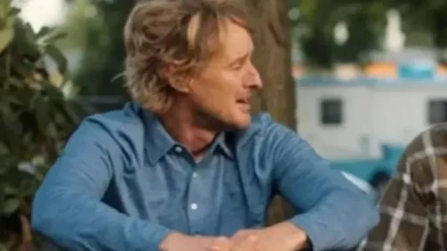 Bâton S01 Owen Wilson Polo bleu de Pryce Cahill (Owen Wilson) en bâton (S01E02)