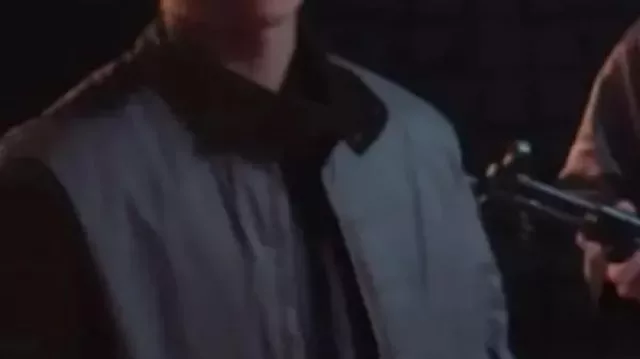 Squid Game S02 Hwang Jun-ho Veste grise portée par Hwang Jun-ho (Wi Ha-joon) dans Squid Game (S02)