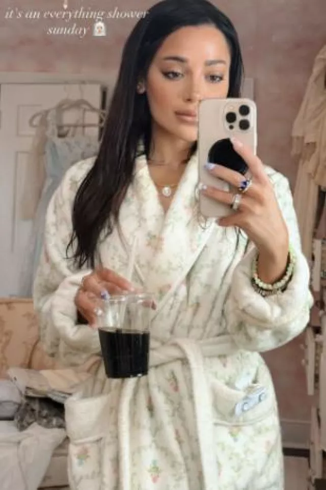 Coque transparente Apple Iphone avec Magsafe portée par Gabi Demartino sur sa Story Instagram le 29 juin 2025
