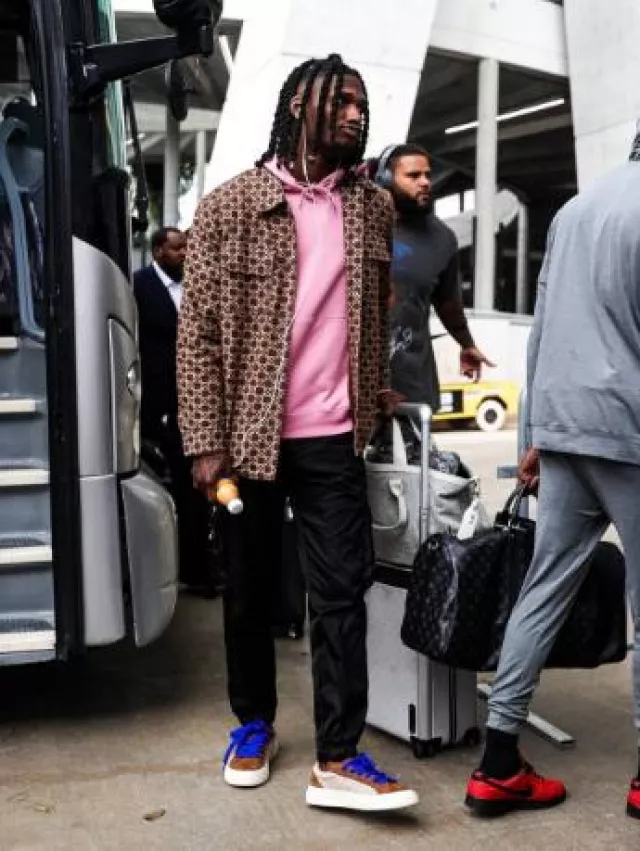 Veste Sandro à carreaux croisés beige et marron portée par CeeDee Lamb sur le compte Instagram @dallascowboys
