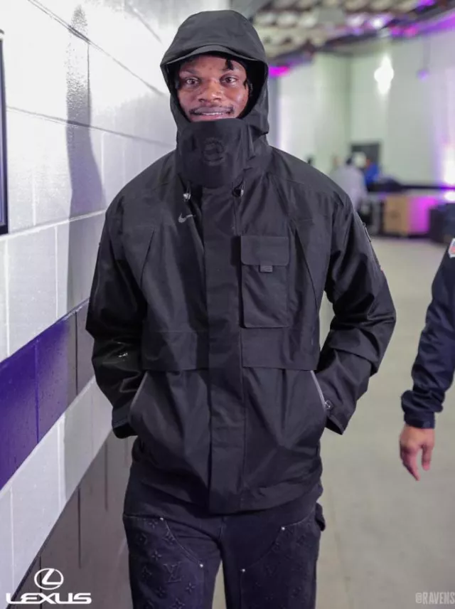 Jeans Carpenter con monograma descolorido negro de Louis Vuitton usados por Lamar Jackson en la cuenta de Instagram @ravens