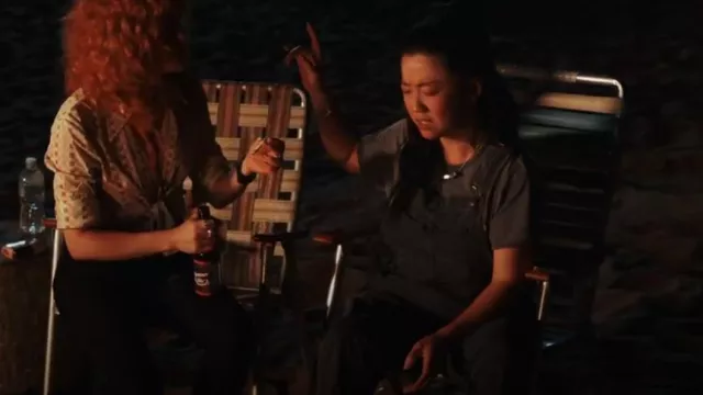 Free People We The Free Ziggy Denim Overalls porté par Paige (Sherry Cola) comme on le voit dans Poker Face (S02E02)
