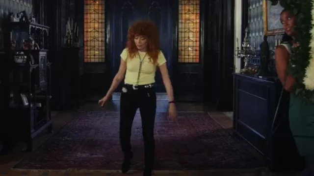 Vaqueros Levi's 710 usados por Charlie Cale (Natasha Lyonne) como se ve en Poker Face (T02E02)