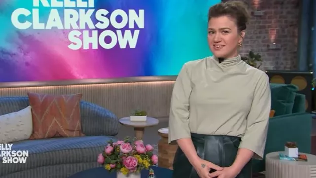 Elie Tahari Vicki Jupe genouillère en similicuir portée par Kelly Clarkson comme on le voit dans The Kelly Clarkson Show le 23 juin 2025