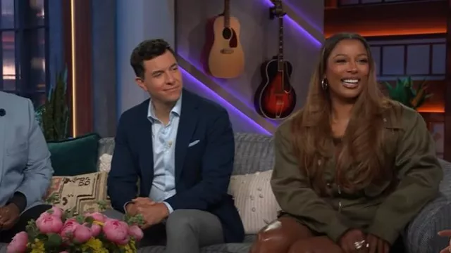 Veste de travail Mugler portée par Victoria Monét vue dans le défilé Kelly Clarkson le 25 juin 2025
