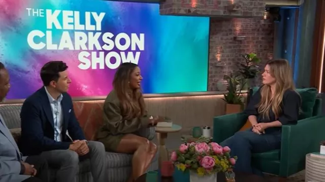 Mini-jupe cargo Mugler portée par Victoria Monét vue dans le défilé Kelly Clarkson le 25 juin 2025