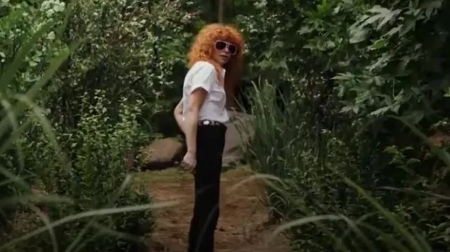 Levi's 721 High Rise Skinny Jeans usados por Charlie Cale (Natasha Lyonne) como se ve en Poker Face (T02E04)