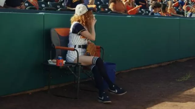 Nike Cortez 'Midnight Navy' para mujer usada por Charlie Cale (Natasha Lyonne) como se ve en Poker Face (S02E05)