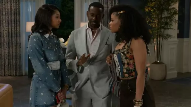 Chaqueta de mezclilla adornada con Maje usada por Kat Richardson (Colby Muhammad) como se ve en Beyond the Gates (T01E80)