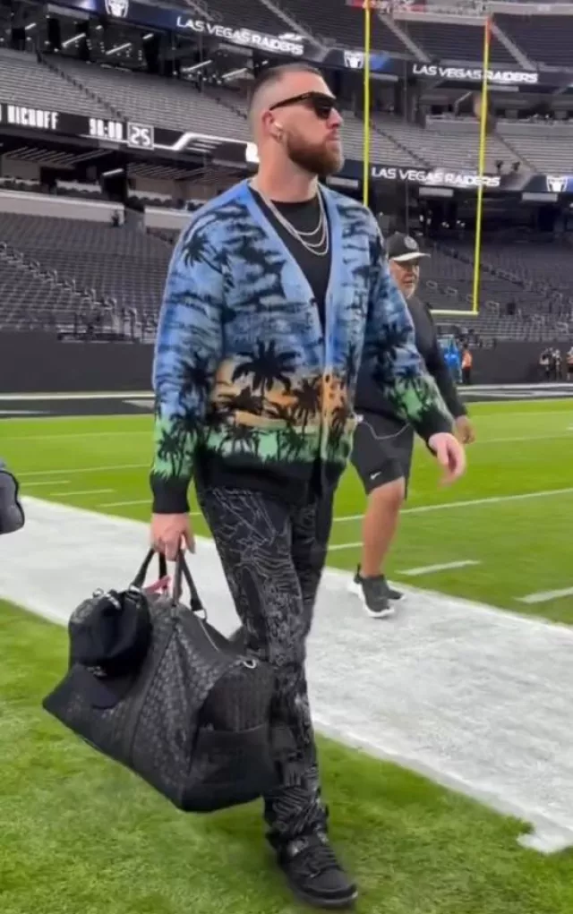 Bottega Veneta Black Intrecciato Leather Large Duffle Bag usado por Travis Kelce en la cuenta de Instagram @chiefs