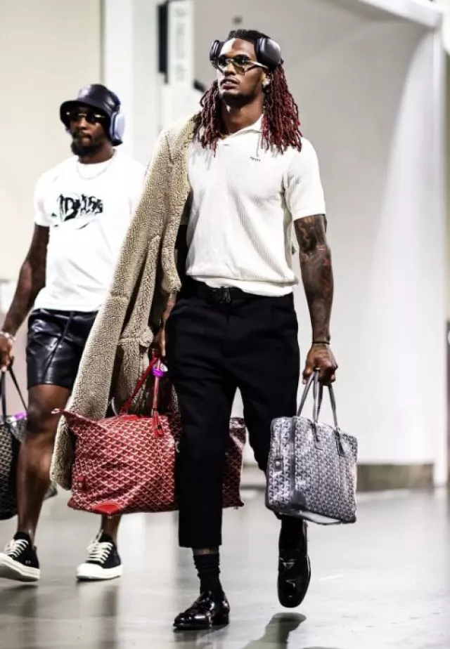 Apple AirPods Max 'Black' utilisé par CeeDee Lamb sur le compte Instagram @dallascowboys