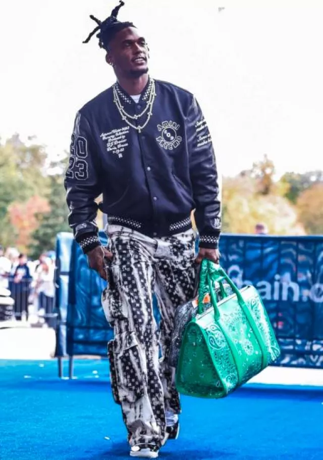 Pantalon cargo Amiri Black Bleached MA Paisley porté par CeeDee Lamb sur le compte Instagram @dallascowboys