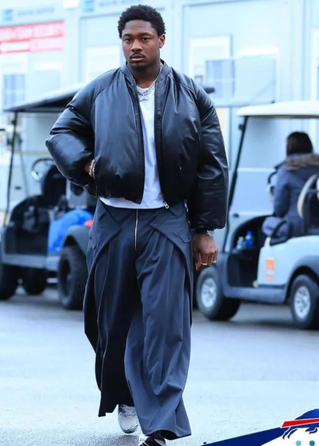 Pantalon large reconstruit Luu Dan gris foncé porté par Stefon Diggs sur le compte Instagram @buffalobills