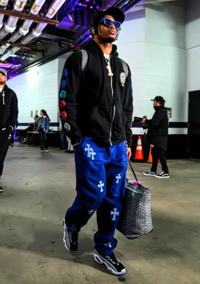 Chrome Hearts Bright Blue Cross Patch Jeans porté par Ja’Marr Chase sur le compte Instagram @bengals