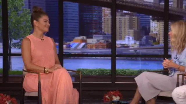 Débardeur pull scintillant à paillettes du marché noir de la Maison Blanche porté par Maria Menounos comme on le voit dans LIVE with Kelly and Mark le 2 juillet 2025