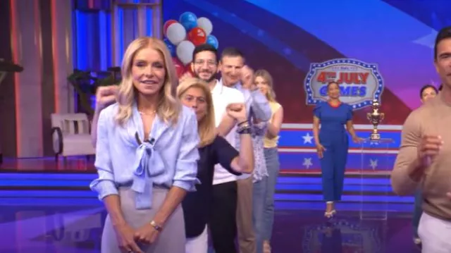 Valentino Garavani Toile Iconographe Blouse en jacquard de soie portée par Kelly Ripa comme on le voit en LIVE avec Kelly et Mark le 2 juillet 2025