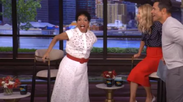 Jupe midi brodée florale à œillets Milly Noella portée par Liza Colón-Zayas comme on le voit en LIVE avec Kelly et Mark le 2 juillet 2025