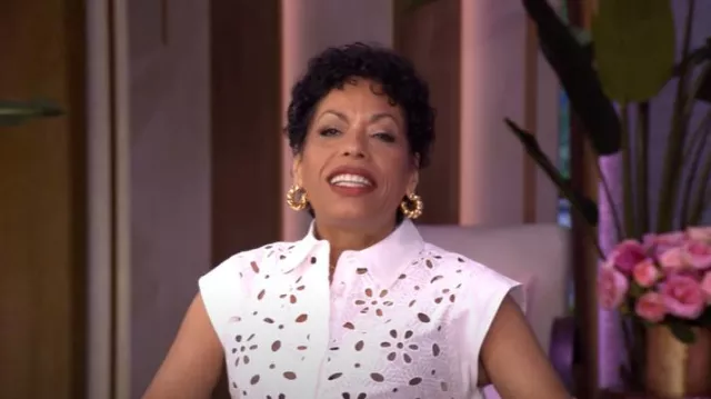 Haut en coton brodé à œillets Milly Natalia porté par Liza Colón-Zayas comme on le voit dans LIVE with Kelly and Mark le 2 juillet 2025