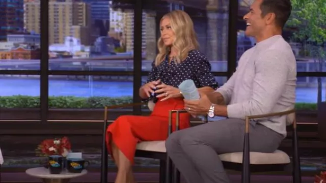 Roland Mouret Jupe Arreton portée par Kelly Ripa comme on le voit en LIVE avec Kelly et Mark le 2 juillet 2025
