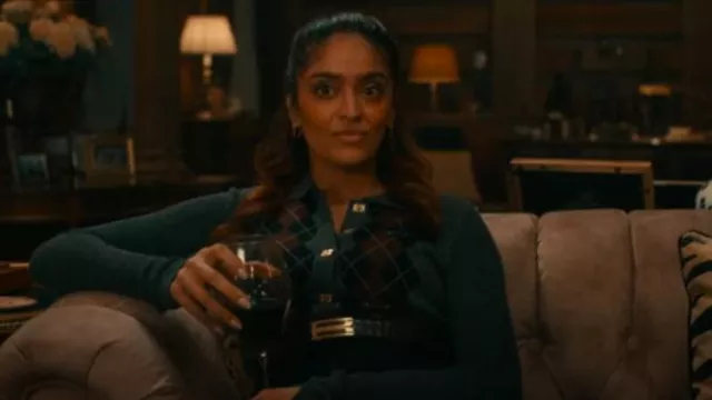 Polos Ganni Grises usados por Seraphina Harrigan (Mandeep Dhillon) como se ve en MobLand (S01E01)