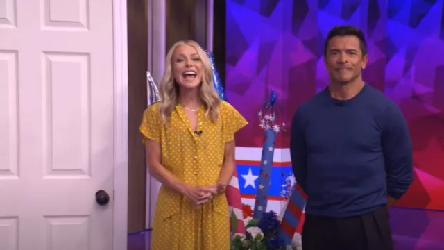 Robe Céline Lavallière à pois portée par Kelly Ripa comme on le voit dans LIVE with Kelly and Mark le 2 juillet 2025