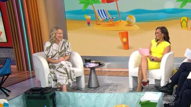 Jupe mi-longue en voile de coton plissé imprimée DKNY portée par Lauren Iannotti comme on le voit dans CBS Mornings le 2 juillet 2025