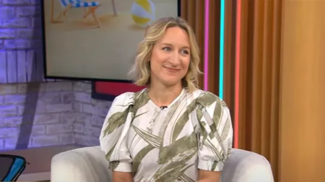 Haut à col rond tissé imprimé en voile bouffant DKNY porté par Lauren Iannotti comme on le voit dans CBS Mornings le 2 juillet 2025