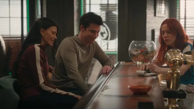 Top de punto con cuello alto de Varley Wilshire usado por Kate Hawthorne (Meredith Garretson) como se ve en Resident Alien (S04E04)