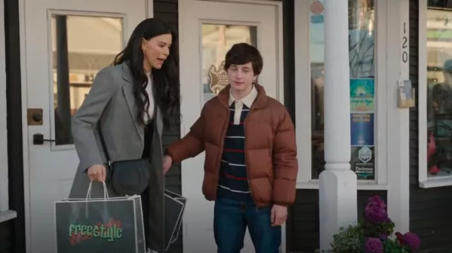 Veste matelassée courte en duvet et plumes Zara portée par Max Hawthorne (Judah Prehn) comme on le voit dans Resident Alien (S04E04)