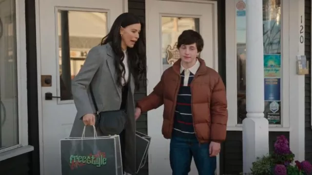 Zara Soft Coat porté par Kate Hawthorne (Meredith Garretson) comme on le voit dans Resident Alien (S04E04)