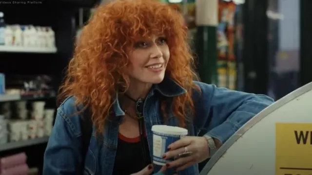 Nouvelle cravate à lacets Bolo en onyx noir portée par Charlie Cale (Natasha Lyonne) comme on le voit dans Poker Face (S02E09)