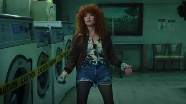 Short en jean Levi’s 501 Distressed Denim Short. porté par Charlie Cale (Natasha Lyonne) comme on le voit dans Poker Face (S02E09)
