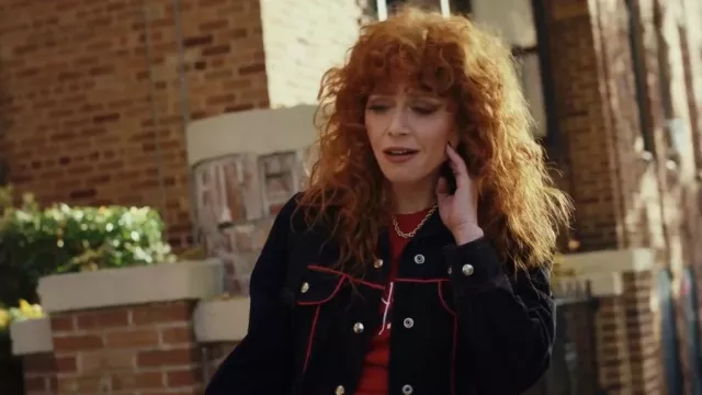 Veste en jean bleue pour femme Crest Collection portée par Charlie Cale (Natasha Lyonne) comme on le voit dans Poker Face (S02E10)