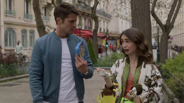 The white gloves worn by Emily Cooper (Lily Collins) in the series Emily in Paris (S02E03)