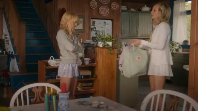 Lululemon Skir de tennis plissé à taille haute en tricot ouvert porté par Bess Sinclair (Candice King) comme on le voit dans We Were Liars (S01E07)